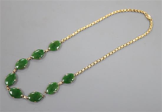 A mid 20th century Chinese 18k yellow metal and oval jade set necklace, (a.f.), length 38cm, gross 13.3 grams.